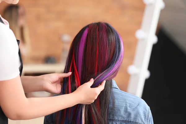 Peluquería Trabajando Con Una Mujer Joven Salón Belleza —  Fotos de Stock