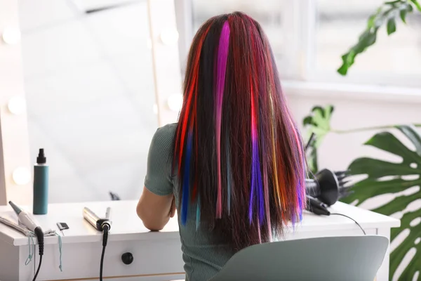 Jovem Atraente Com Cabelo Incomum Salão Beleza — Fotografia de Stock