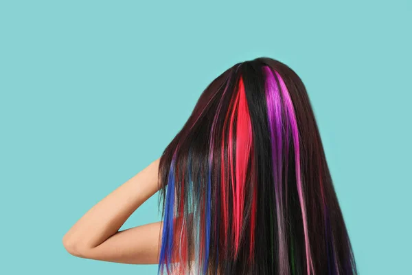 色の背景に異常な髪を持つ美しい若い女性 — ストック写真