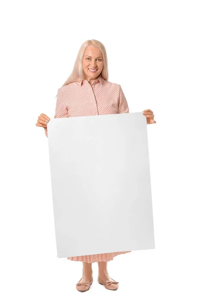 Зрелая Женщина Пустым Плакатом Белом Фоне — стоковое фото