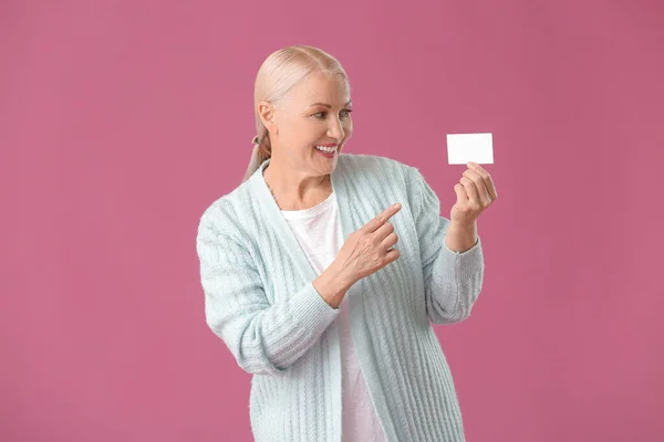 Mature Woman Blank Business Card Color Background — Stock Photo, Image