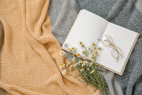 Book Eyeglasses Chamomiles Plaid Top View — Stock Photo, Image