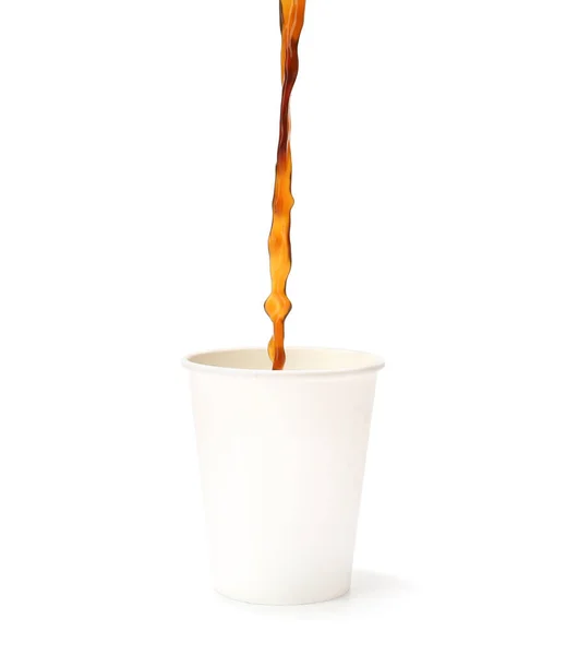 Nalanie Gorącej Kawy Filiżance Białym Tle — Zdjęcie stockowe