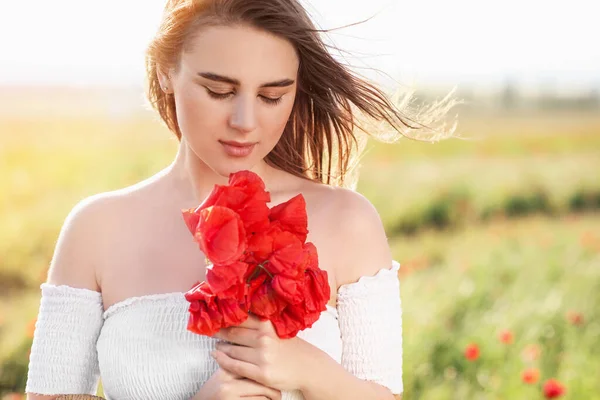 Vacker Ung Kvinna Med Vallmo Blommor Fält — Stockfoto