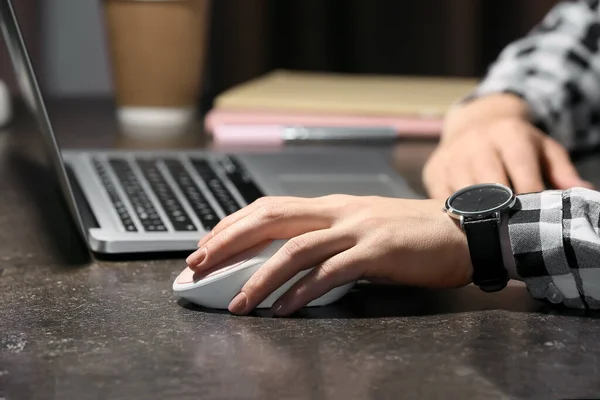 Mulher Usando Mouse Enquanto Trabalhava Computador Mesa Close — Fotografia de Stock