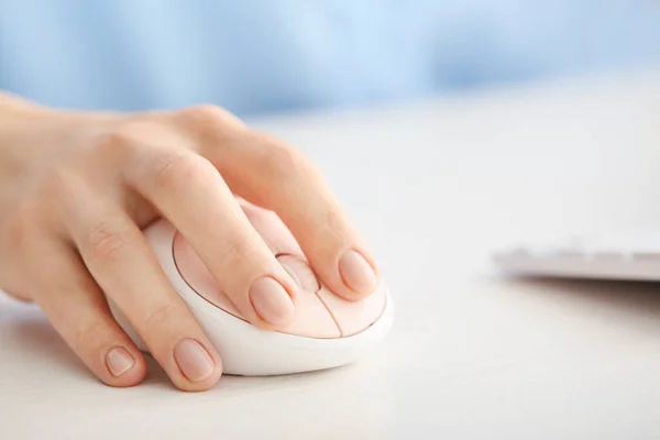 Mulher Usando Mouse Enquanto Trabalhava Computador Mesa Close — Fotografia de Stock