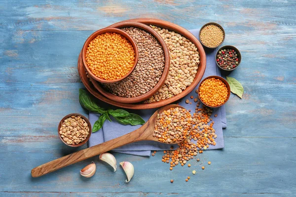 Masada baharatlı farklı çiğ mercimek.