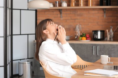 Evde çalışan yorgun bir kadın. Uykusuzluk kavramı