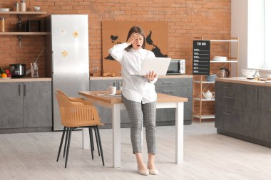 Evde çalışan yorgun bir kadın. Uykusuzluk kavramı