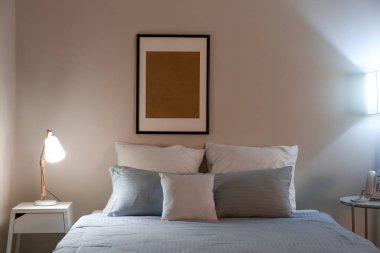 Akşamları modern otel odasının içinde.