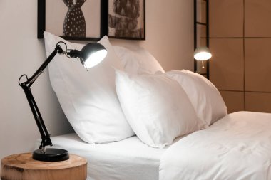 Akşamları modern otel odasının içinde.