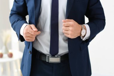 Takım elbiseli şık genç adam, yakın plan.