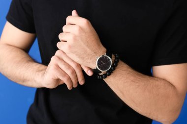 Renkli arka planda şık genç adam, yakın plan