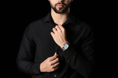 Koyu renkli şık genç adam