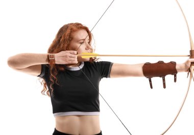 Beyaz arka planı olan güzel bir kadın okçu.