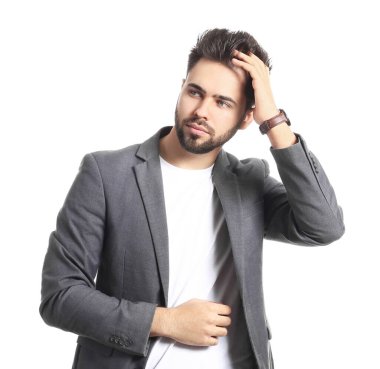 Beyaz arka planda şık saç stili olan yakışıklı adam.