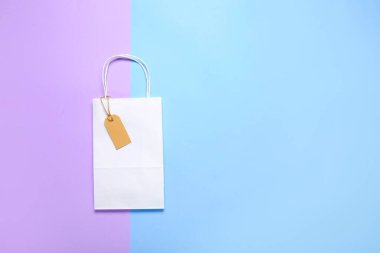 Renk arkaplanına kağıt alışveriş torbası