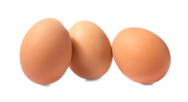 Beyaz arka planda taze tavuk yumurtası.