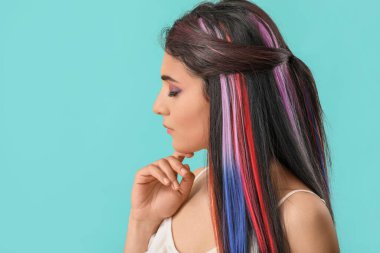 Renkli saçı olan güzel bir genç kadın.