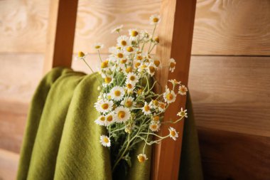 Güzel papatyalı merdiven ve ahşap duvarın yanında ekose.