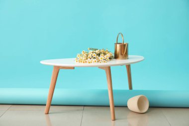 Güzel papatyaları olan bir teneke kutu.