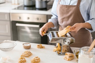 Mutfakta makarna hazırlayan kadın, yakın plan.