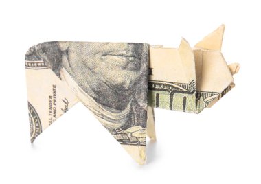 Beyaz arkaplanda dolar banknotundan yapılmış Origami figürü
