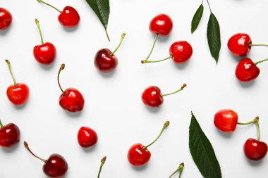 Beyaz arka planda bir sürü tatlı kiraz