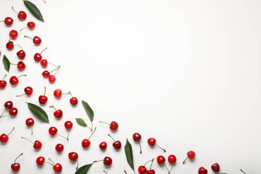 Beyaz arka planda bir sürü tatlı kiraz