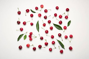 Beyaz arka planda bir sürü tatlı kiraz