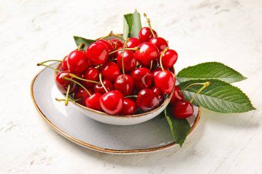 Hafif arka planda tatlı kirazlı kase