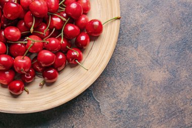 Masada kirazlı tabak.