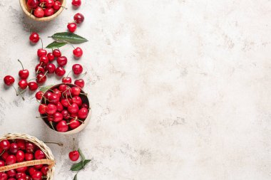 Açık arkaplanda kirazlı kompozisyon