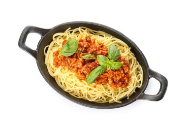 Beyaz zemin üzerinde lezzetli makarna bolonez ile kızartma tavası