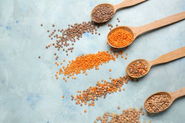 Renkli arka planda mercimek kaşıkları