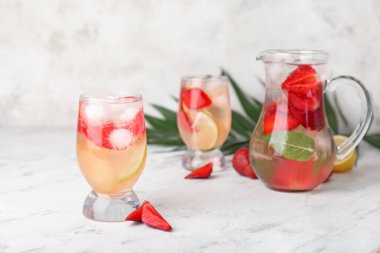 Masada taze çilekli limonata var.