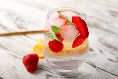 Masada bir bardak taze çilekli limonata.