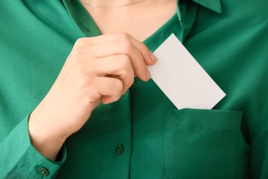 Boş kartviziti olan kadın, yakın plan.