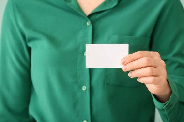 Boş kartviziti olan kadın, yakın plan.