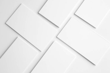 Beyaz arkaplanda boş kartvizitler