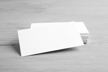 Ahşap arka planda boş kartvizitler