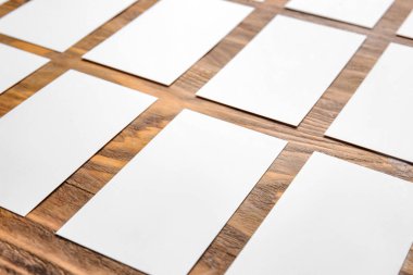 Ahşap arka planda boş kartvizitler