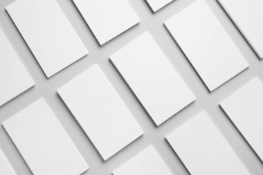 Açık arkaplanda boş kartvizitler