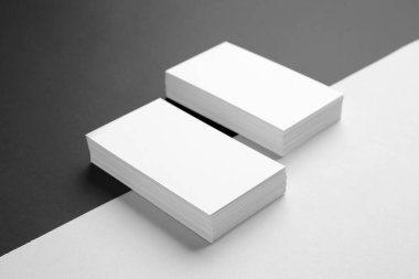 Siyah beyaz arkaplanda boş kartvizitler