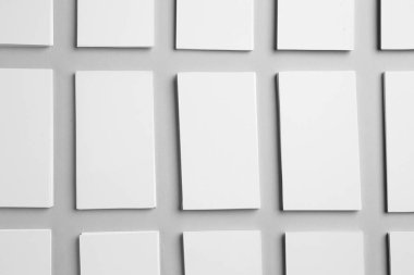 Açık arkaplanda boş kartvizitler