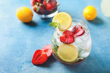 Masada bir bardak taze çilekli limonata.