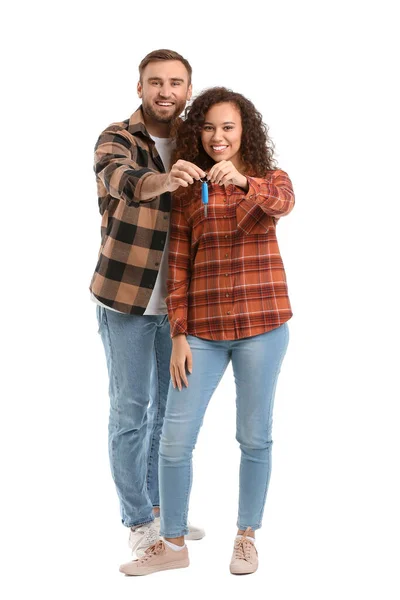 Feliz Pareja Joven Con Llave Del Coche Sobre Fondo Blanco — Foto de Stock