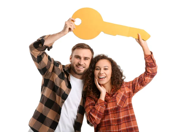 Beyaz Arka Planda Büyük Kağıt Anahtarı Olan Mutlu Genç Çift — Stok fotoğraf