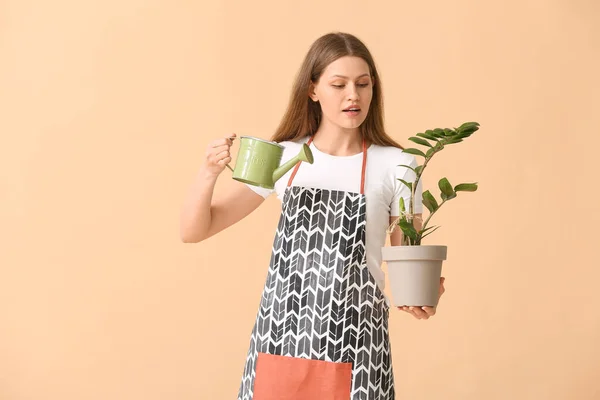 Jonge Vrouw Met Gieter Kamerplant Kleur Achtergrond — Stockfoto