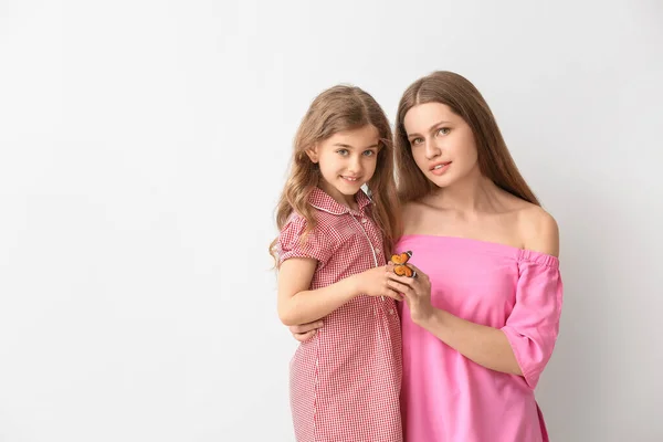 Hermosa Joven Hija Pequeña Con Mariposa Sobre Fondo Claro — Foto de Stock